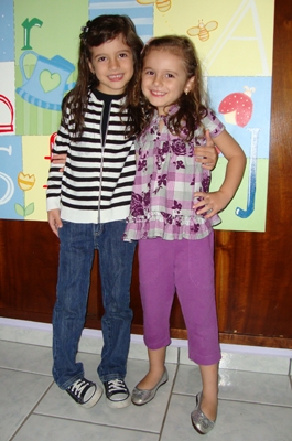 Maria Júlia (7 anos hoje) e Anna Carolina Magalhães Leonel